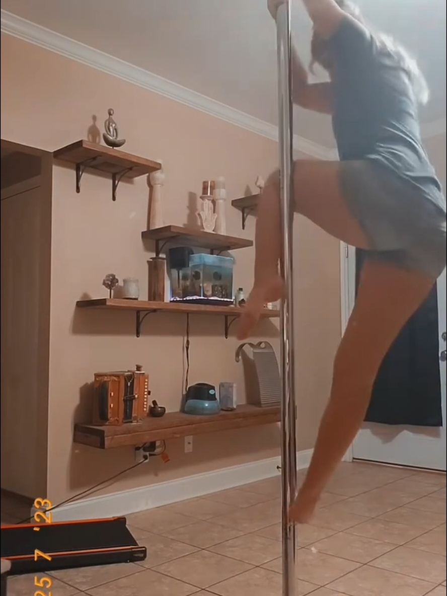 Easy installation does not need to be screwed into the ceiling!#workout #Fitness #fitnesspole #poledancing 