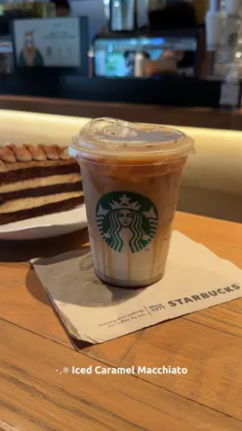 Afternoon chill-out with @Starbucks Singapore 𝐒𝐭𝐚𝐫𝐛𝐮𝐜𝐤𝐬 𝐈𝐜𝐞𝐝 𝐂𝐚𝐫𝐚𝐦𝐞𝐥 𝐌𝐚𝐜𝐜𝐡𝐢𝐚𝐭𝐨. It’s cold and refreshing.  Iced drinks are perfect for Singapore’s hot and humid weather. Starbucks has a variety of iced drinks which are customizable to your tastes (extra shot for a stronger coffee, milk alternatives (oat, soy), levels of sweetness can be adjusted as well).  #sp #starbuckssg #partipost  @Partipost 