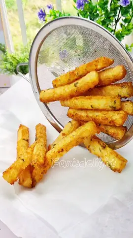 Olahan Singkong ter enak dijamin jadi rebutan !! Kalau punya singkong di rumah coba deh bikin ini, singkong krispi renyah dan gurih. Bahan:  1 kg singkong 1 sdt garam 1 saset kaldu ayam bubuk 1/4 sdt ladabubuk 1 sdt bawang putih bubuk 100gr tepung maizena 2 tangkai daun seledri (boleh skip) Toping : Bubuk balado Bon cabe  #singkongkrispi #cemilansingkong #jakanankekinian #olahansingking #resepsimple