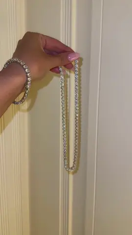 All a girl needs 💎 #statementnecklace #diamantes 