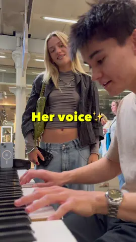 Just wait for it🥹 @Biancanieddu Bollywood music is everywhere🤯 I was waiting for my train when this girl requested me a bollywood song, but no one expected what will happen!  #raabta #bollywood #hindisong #agentvinod #piano 