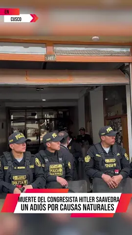 MUERTE DEL CONGRESISTA HITLER SAAVEDRA: UN ADIÓS POR CAUSAS NATURALES  El fiscal Luis Sendon Alba confirmó que la muerte del congresista Hitler Saavedra fue resultado de causas naturales, tras hallarse su cuerpo en la habitación 210 del hostal Zappi en Cusco. Según la necropsia realizada en la morgue central de Cusco, el deceso se debió a un shock cardiogénico, acompañado de un derrame pericárdico e insuficiencia cardíaca crónica descompensada. Aunque Saavedra había mostrado síntomas de malestar bronquial la noche anterior, estos no se vinculan directamente con la causa de su muerte.  La mañana de su fallecimiento, el congresista no respondió llamadas ni mensajes, lo que llevó al personal del hostal a abrir la habitación con la asistencia de seguridad. Al ingresar, encontraron su cuerpo sin signos de violencia, descartando así cualquier indicio de criminalidad. 