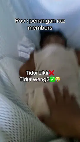 Bila rumah di terengganu..2 hari tidur dngr rxz tiba2 sunyi..terpaksa laa ibu jadi motor..tpi bleh pegi takat gear3 jee🤣🤣biru muka ibu weng2 smpai lena😭