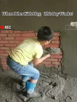 When Other Kids Play, This Boy Works！#InspiringYouth #HardWorkPaysOff #DeterminedKid #foryou #fyp #tiktoker 