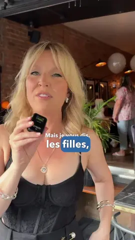 « Vieillir, c’est super! » - Julie Bélanger. À l’aube de ses cinquante ans, l’animatrice dévoile une seconde collection de bijoux en collaboration avec @DRAE COLLECTION, et souhaite inspirer les femmes à briller. Détails sur SHOWBIZZ.NET  #vedettes #artistes #québec #vieillirenbeauté #showbizznet 