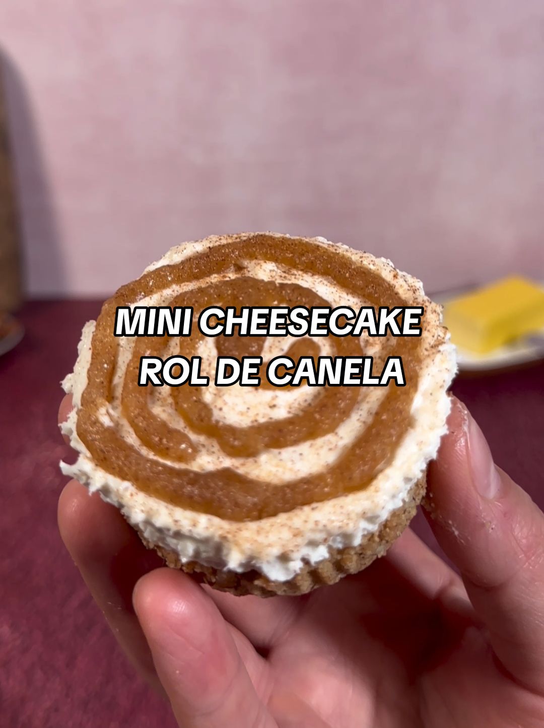 Mini cheesecakes con sabor a roles de canela… ¡el postre perfecto existe! 🤤  Aquí te traemos la receta perfecta para unos mini cheesecakes irresistibles. ¡El postre fácil que necesitas probar ya!  INGREDIENTES: BASE  15 galletas Marías, molidas  ¾ barra de mantequilla, fundida (68 g)  ½ cucharada de canela, molida  ¼ taza de nuez, picada  6 capacillos, medianos  RELLENO  2 paquetes de queso crema, a temperatura ambiente (190 g c/u)  1 bolsita de Leche Condensada LA LECHERA® (209 g)  ½ cucharada de canela, molida  GLASEADO  ¼ taza de azúcar refinada  1/3 barra de mantequilla, fundida (34 g)  ½ cucharadita de canela, molida  #rolesdecanela #cheesecake #cinnamonroll #recetas #recetasfaciles #Foodie #dessert 