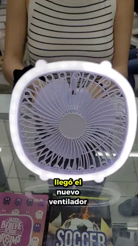 Ventilador recargable con iluminación nuevamente disponible los mejores productos al mejor precio 🎁, #ventilador #calor #ventiladorportatil #fyp  #venezuela🇻🇪 