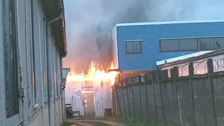 Bomberos revisa el interior de las dependencias de Lubricar en Valdivia por incendio que comenzó en un inmueble posterior La alarma de incendio tiene lugar en Avda Argentina, hasta allí han concurrido varias unidades de Bomberos.