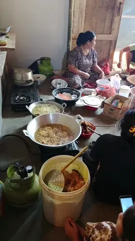 Suasana Di Kampung Menjelang Hajatan Pernikahan... . . #suasanadesa #pernikahan #pernikahanadat #hajatan #urangsunda #suasanakampung #masakmasak #nikah #adatsunda #sundapisan #masakankampung #sukabumi #jawabarat