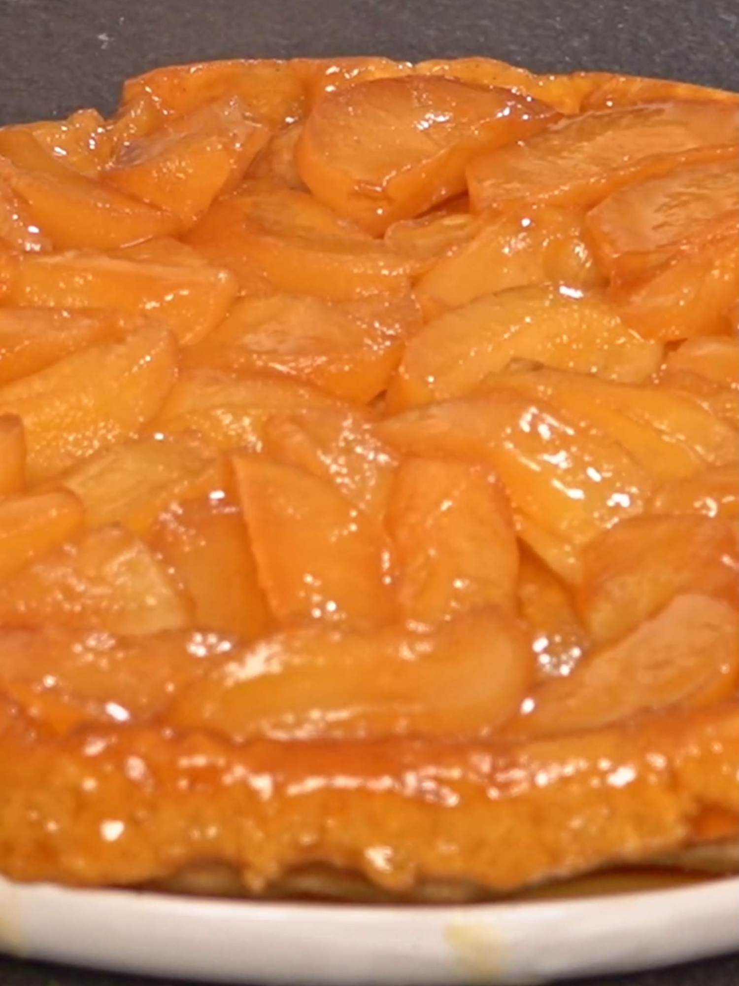 ✨Tarte Tatin von @lenazachs - Das ganze Video & Rezept in unserer BIO & auf www.gutekueche.at #backvideo #tartetatin #französischeküche #apfelkuchen