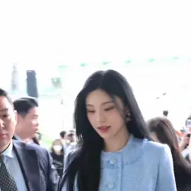 the way yeji interact with the reporters and midzy are so cute!😭 #yeji #itzy #fyp 