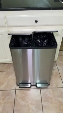 Bote de basura bueno bonito y barato 🥰#trash #trashcanforkitchen #trashcan #kitchen #Home #botedebasura #contenedordebasura #contenedor #sweetfurniture #steptrashcan #tiktokshop 
