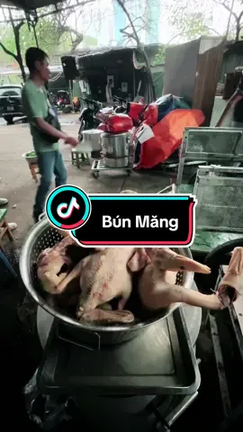 #EraFlowers nay lại Bún Vịt Măng Nhé cả nhà ơi. Ai có Cái Cân cho em mượn em Cân Bún với.