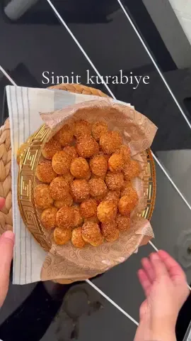 SİMİT KURABİYE MALZEMELER 125 gr tereyağı veya margarin Yarım çay bardağı sıvıyağ 1 yumurta 1 yemek kaşığı pudra şekeri  1 çay kaşığı tuz  2, 5 bardak un (kontrollü ekleyin) Yarım pk kabartma tozu 1 yemek kaşığı sirke Üzeri için 2 yemek kaşığı susam (kavrulmuş) 1 yemek kaşığı pekmez 2 tatlı kaşığı su Kullandığım su bardağı 200 ml Çay bardağı 100 ml Fırın pişirme derecesi 180 derecede 25 dk kadar #fly #recipevideo #tarif 