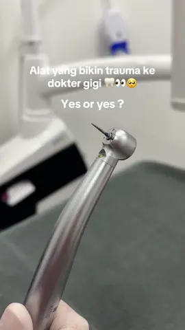 Siapa nih yang takut kalo giginya bakalan di bor sama alat inii??? Jangan ya kak yaa 😆🥹 #dentist #doktergigipadang #orthodontist #tambalgigi 