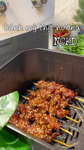 Bánh mỳ thịt nướng đơn giản tại nhà với nồi chiên không dầu! Công thức ướp thịt: 2 tbsp nước mắm 1 tbsp đường 3 tbsp hành khô băm 2 tbsp dầu hào 1 tbsp dầu ăn 1 tbsp sữa đặc 1 tbsp tiêu xay 1 tbsp mật ong 1 tbsp dầu điều 3 tbsp xả băm! #noichienkhongdau #masuto #nauancungtiktok #cooking #amthuc #viral #xuhuong #banhmythitnuong 