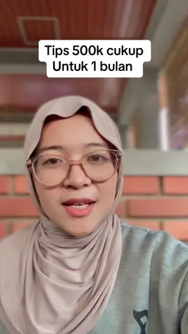 TIPS 500k SEBULAN!!! Semua orang bisa irit tapi ga semua orang mau irit!!  Fokus ke lauk, beras, sama bensin, kebutuhan rokok/skincare/lainnya itu tersier kalian cari sendiri solusinya bisa kerja, ngelesin, atau cari tambahan uang. Versi ke-2 kalau kalian bisa ambil beras dirumah, masih ada uang sisa. 10k lauk itu bisa buat 3x makan, sama kayak dirumah klw mama kalian masak lauk biasanya buat seharian, jadi jangan takut basi. Magicom beli ya, tapi diluar uang itu tadi..  #anakkos #fyp #xyzbca #mahasiswa #tips_irit 