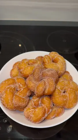 Donut 100ml de lait  1 œuf 1 sachet de sucre vanillé  2 pince de sel  20g de sucre  50g de beurre  1 sachet de levure boulangère  350g de farine T45  #milofoodies #senegaltiktok #beignets #beignetafricain #cuisinesenegalaise🇸🇳🇸🇳 #senegal 