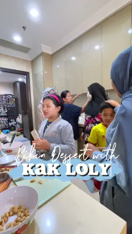 Bikin dessert requestnya Bunda, Alhamdulillahnya kak Loly dateng jadinya di bantuin alias jadinya kak Loly yang bikin deh 😆 meskipun bentuknya kurang estetik tapi rasanya enak banget loh guysss 😎