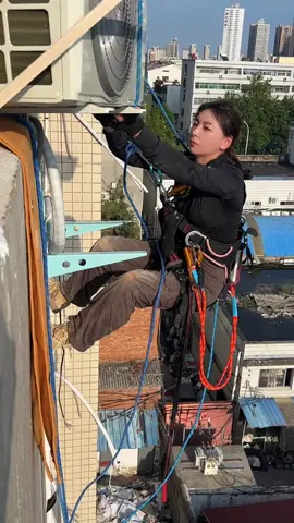 Girl installing air conditioner👍 #fyp #master #TikTok #skills #amazing #👍 #awesome 