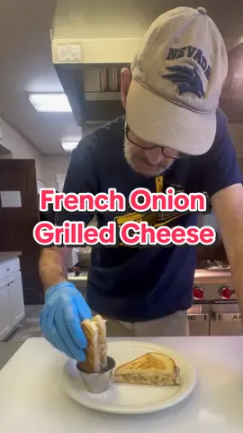 French Onion Grilled Cheese #con #fusion #confusion #frenchonionsoup #grilledcheese #piphichef #oldscoolkevmo #sororitychef #unr #reno
