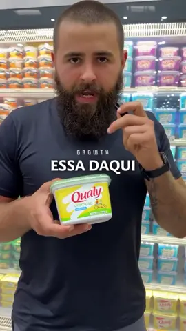 Quantas vezes você já ouviu algum nutri margarino dizendo que a “nova” margarina não possui gorduras trans? Nada mudou. Continua sendo um produto ultraprocessado, péssimo para a nossa saúde, um substituto barato da manteiga, com uma lista gigante de ingredientes nocivos, além de agrotóxicos e resquícios de hexano (solvente químico utilizado para a extração do óleo vegetal). Se você não quer mais ficar perdido no meio de tanta confusão em relação à alimentação, busque uma alimentação baseada em comida de verdade. Esse é o princípio básico da dieta da roça: consumir apenas aquilo que poderia ser produzido na roça. Oss #margarina #dietadaroça #gutavares