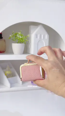 Travel-friendly jewelry organizer na sobrang cute at kasya kahit sa mini bags. Perfect sa makakalimutin and mahilig mag-change ng jewelries anytime, anywhere! @Royal Bagger #jewelryorganizer #jewelrypurse #jewelrystorage 