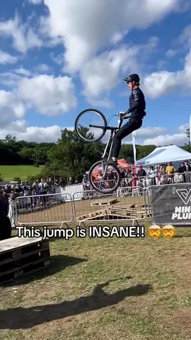 The balance he has with his bike is next level. 😮‍💨 @oliverweightman on IG  #sport #sports #sportstiktok #bike #biker #bikes #cycling #trials #trialsbike #moon #ios18 #friday #foryour 