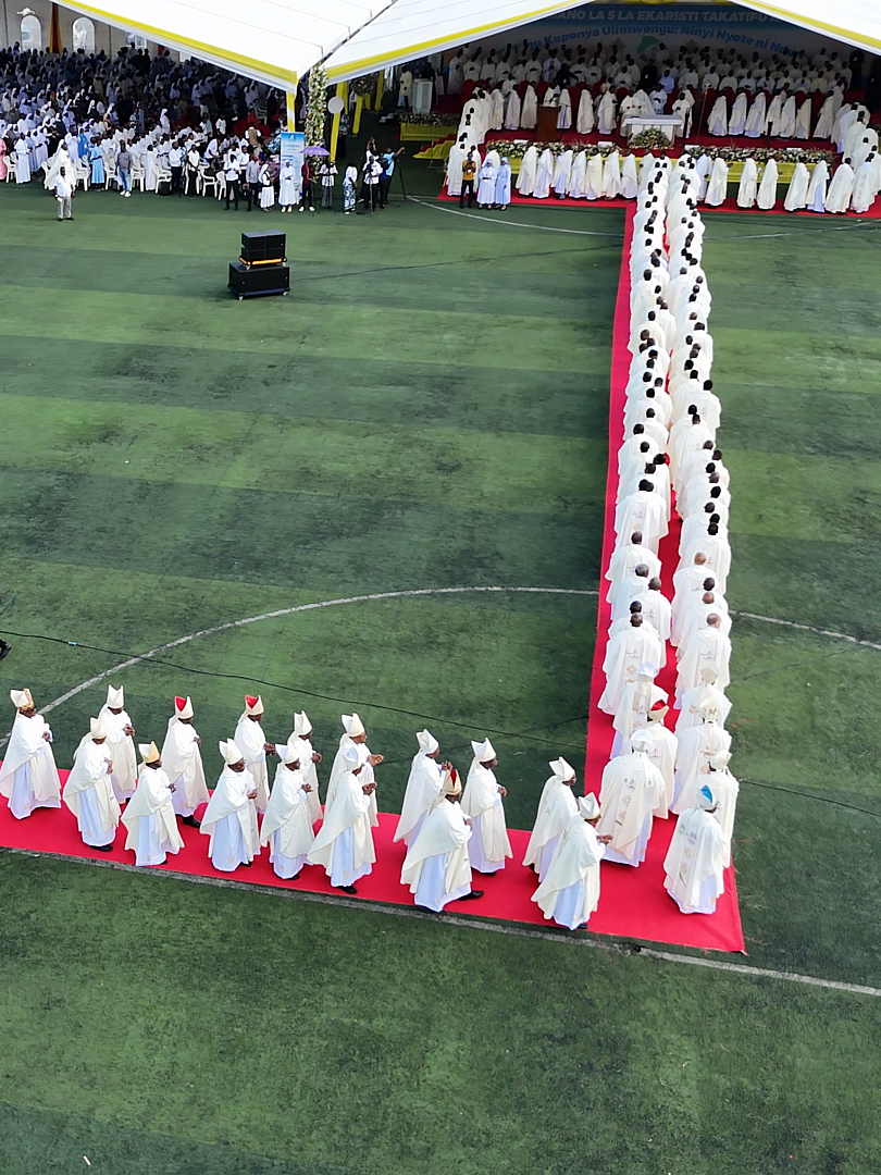 Maandamano (Drone) ya Makardinali | Maaskofu | Mashemasi Misa ya kilele cha Kongamano la Ekaristi Takatifu - Jimbo Kuu la Dar es Salaam. . . www.radiomaria.co.tz .