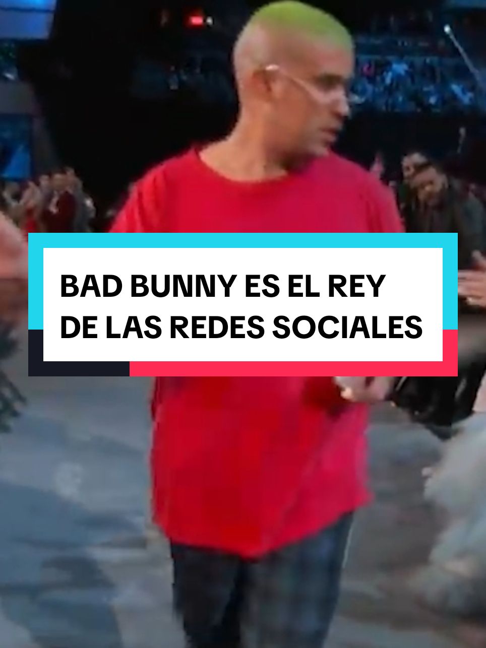 😎 Revive el momento cuando @badBunny recibió el premio de Rey de las redes sociales #ThrowbackBillboards 2019 y todos gritamos de emoción 👏 😁 #PremiosBillboards2024 #Billboards2024  ¡Disfruta de los Premios Billboard de la Música Latina 2024 el Domingo 20 de Octubre 9PM/8C por @Telemundo!