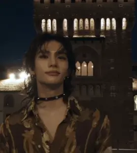 Hyunjin at the Versace spring-summer 2025 fashion show 💛 #versace #versacespringsummer2025 #hyunjin #hyunjinskz #hyunjinversace #donatellaversace💜 #versaceprincehyunjin 