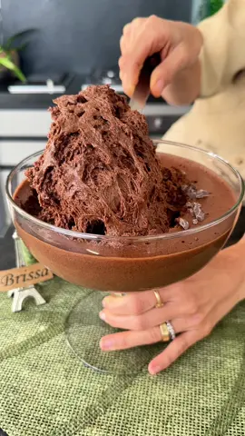 A melhor MOUSSE do MUNDO com apenas 4 ingredientes!! SIGA meu perfil @ABRISSA e não esquece de CURTIR/ SALVAR pra acessar depois e receber mais receitas! A Mousse ou O mousse? Como você fala? Mousse é um substantivo feminino que vem da palavra mousse em francês que significa 