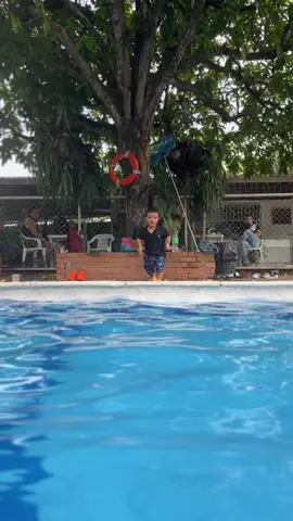 Por poco 🤣 #enano #piscina #chiste