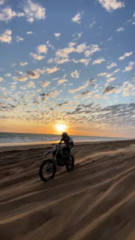 The view 😮‍💨😮‍💨😮‍💨#sunset #beach #fyp #freedom #foryoupage #motocross #cinematic #fypppppppppppppp 