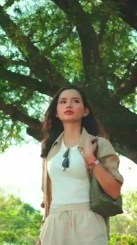 Beberapa hari yg lalu @Sar datang ke Bunda n Pipi kasih liat Video Clip yg dia buat sendiri. Dan lagu Ciptaan sarah yg lyric nya dibantu bang indi. Bikin nangis dan sedih banget, ngena banget di hati 😭😭 akhirnya Sarah minta boleh ngga ditayangin pas aku berangkat ke London untuk kuliah. Dan pas kemaren di Anniversary mereka. 😍 semoga lancar kuliah Sarah disana ya anak cantikku. Dan bisa cepat kembali ke 