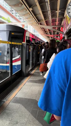 สถานีอ่อนนุชเช้าๆคนเยอะมาก เข้าแถวต่อคิวกว่าจะขึ้นรถได้ต้องรอรถไฟถึง4ขบวน  #BTS #อ่อนนุช #สายสีเขียว #bangkok #thailand 