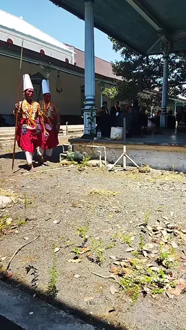 Abdi Dalem Canthang Balung merupakan abdi dalem unik yang didandani sedemikian rupa namun memiliki peran penting sebagai juru tolak balak, sehingga dalam hal ini merupakan perwujudan doa dari karaton agar acara Garebeg dapat berjalan dengan lancar dan pareden atau gunungan yang akan diperebutkan oleh masyarakat dapat membawa keberkahan. #canthangbalung #kratonsurakarta #surakarta  #fyp #abdidalem #javapride #grebegmulud #maulud 
