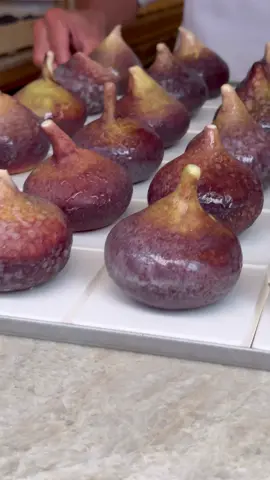 Figue rôtie au miel avec sa crème vanille pour #sainttropez 💜 #cedricgrolet 