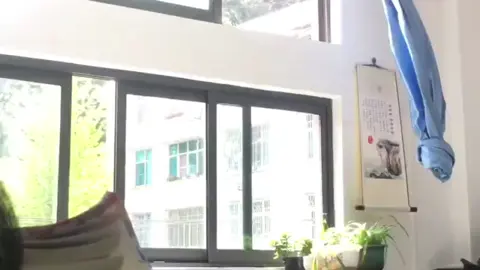Mỗi khi đang thẩn thơ ngồi, chill nhẹ với những làn gió mát, những trang sách bay nhè nhẹ, nhìn ra ngoài cửa sổ với bầu trời trong xanh với những tán cây xanh ngát. Lúc đó bạn chợt nhận ra một điều rằng thanh xuân nó là một điều gì đó rất kì lạ, nó đem lại cho ta những kỷ niệm nhưng mà ta lại không thể quay lại một lần nữa, trong một thời khắc đó!!!#thanhxuanvuontruong #chill #healing #vibes #douyin #txvt #hoainiem #kyniem #🌿🌿🌿 #🌷🌷 #xuhuongtiktok #hocduong #中国 #学生 #喜欢