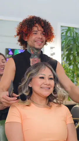 ¡Prepárate para quedar maravillado con esta increíble transformación de Ana! No solo logramos un cambio espectacular al aclarar esos tonos desde un negro intenso, sino que también añadimos ese toque único que convierte esta obra en pura magia. Pero esto es solo el comienzo: si buscas volumen para tu cabello y crees que no es posible, este video es para ti.  En él descubrirás valiosos tips para darle cuerpo a esos cabellos que suelen verse sin vida o densidad. ¡El secreto para un volumen impactante está aquí, y lo compartimos contigo! No te lo pierdas y mira hasta el final. 📍 4343 Telephone Rd, Houston, Texas 77087   📞 Llama de martes a sábado, de 9 AM a 5 PM, al 832-489-2623. #TransformaciónAsombrosa #VolumenDeImpacto #ArteEnElCabello #HoustonHairMagic #TipsParaTuCabello #MelenaDeEnvidia #HairInspo #CambiaTuLook #VolumenYEstilo