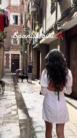 Spanish girl 👸🏻 #barcelona #spanishgirl #spain #eurosummer #summervibes #costabrava #begur #travel #styleinspo #outfitinspo #model #foryou 