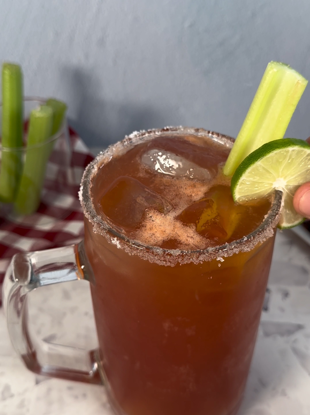 Llegó el fin de semana, te compartimos esta CHELADA NORTEÑA para el calor 🤤 INGREDIENTES: 1/4 Taza de jugo de limón 1/2 Cucharada de salsa picante con chile Tabasco 4 Cucharadas de MAGGI® Miche 1 Cucharadita de sal 1/4 Cucharadita de pimienta negra, molida 3/4 Taza de KERMATO® Cóctel de Tomate y Almeja, frío 1/2 Taza de hielo 2 Tazas de cerveza clara, sin alcohol y fría 1 Taza de carne, seca 2 Bastones de apio, desinfectados 2 Rodajas de limón #michelada #chelada #bebidas #recetas #food #cocinar