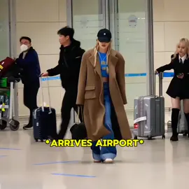 Why are they running behind Rosé?! #blackpink #rosé