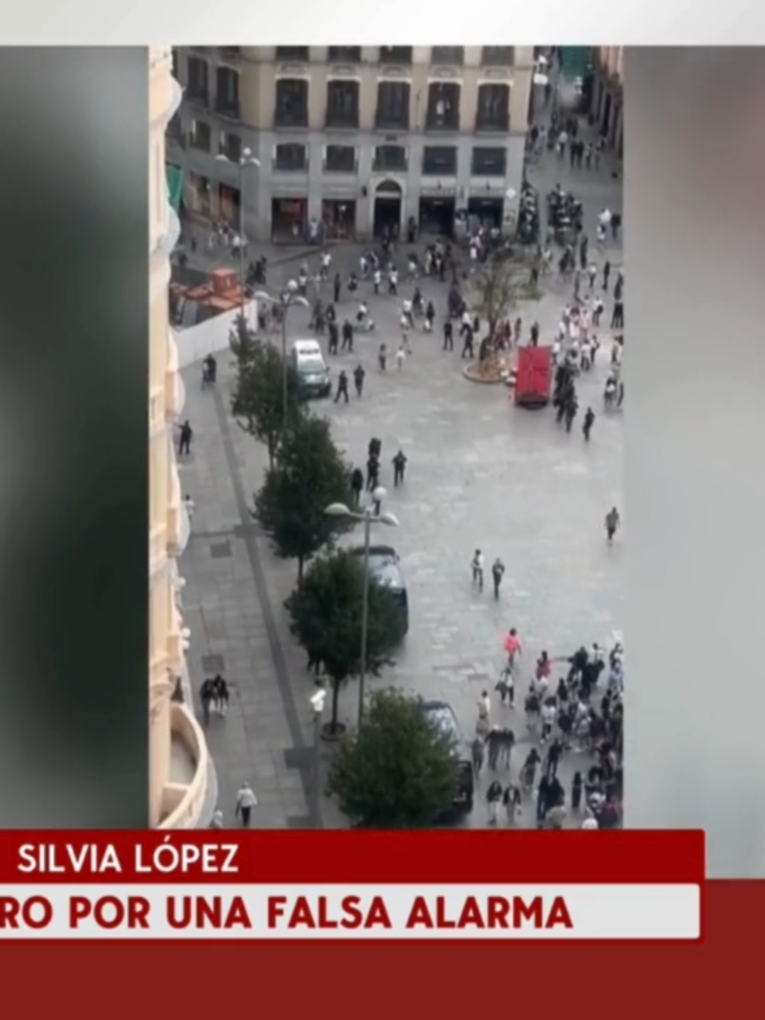 Desalojan la plaza de Callao en Madrid por un falso aviso de presencia de dos hombres armados #noticias #news #noticiascuatro #noticiastiktok