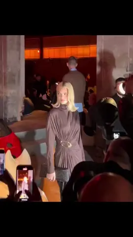 She’s so old hollywood with this blonde and im here for it!!😍 #kendalljenner 