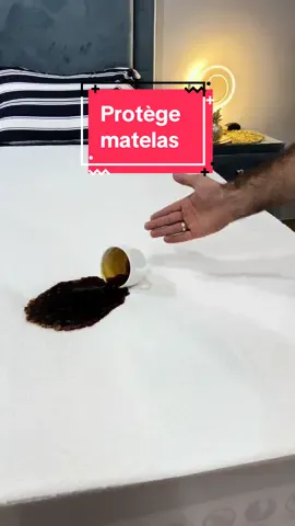 Un protège-matelas imperméable présente plusieurs avantages importants : 1. **Protection contre les liquides** : Il empêche les liquides tels que les boissons renversées, la sueur ou d'autres accidents de pénétrer dans le matelas, ce qui aide à éviter les taches et la détérioration. 2. **Hygiène** : Il bloque les allergènes comme les acariens, la poussière et les cellules mortes de la peau, contribuant ainsi à un environnement de sommeil plus sain. 3. **Facilité d'entretien** : Le protège-matelas est plus facile à laver et à entretenir qu'un matelas. Vous pouvez le retirer et le laver en machine, ce qui permet de garder votre matelas propre plus longtemps. 4. **Durabilité du matelas** : En protégeant le matelas contre l'usure, les taches et les odeurs, un protège-matelas imperméable peut prolonger la durée de vie de votre matelas. 5. **Confort** : Certains protèges-matelas offrent également un confort supplémentaire avec des couches de rembourrage, améliorant ainsi votre expérience de sommeil.  C’est donc un investissement utile pour préserver la qualité et la longévité de votre matelas.