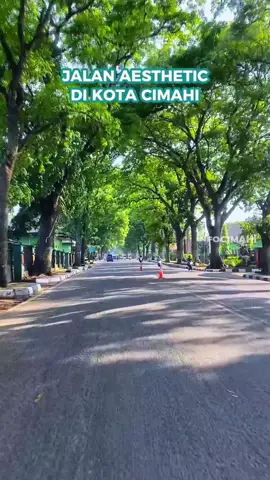 Kalo lewat jalan ini rasanya nyaman dan adem bangettt, selama perjalanan disuguhin banyak pohon rindang yang bikin udara jadi sejuk ~ Spill dong jalan terasthetic versi kamu Cim 👇🏻 #infocimahi #kotacimahi #cimahi #bandung #jawabarat #jalan #aesthetic #nyaman #sejuk 