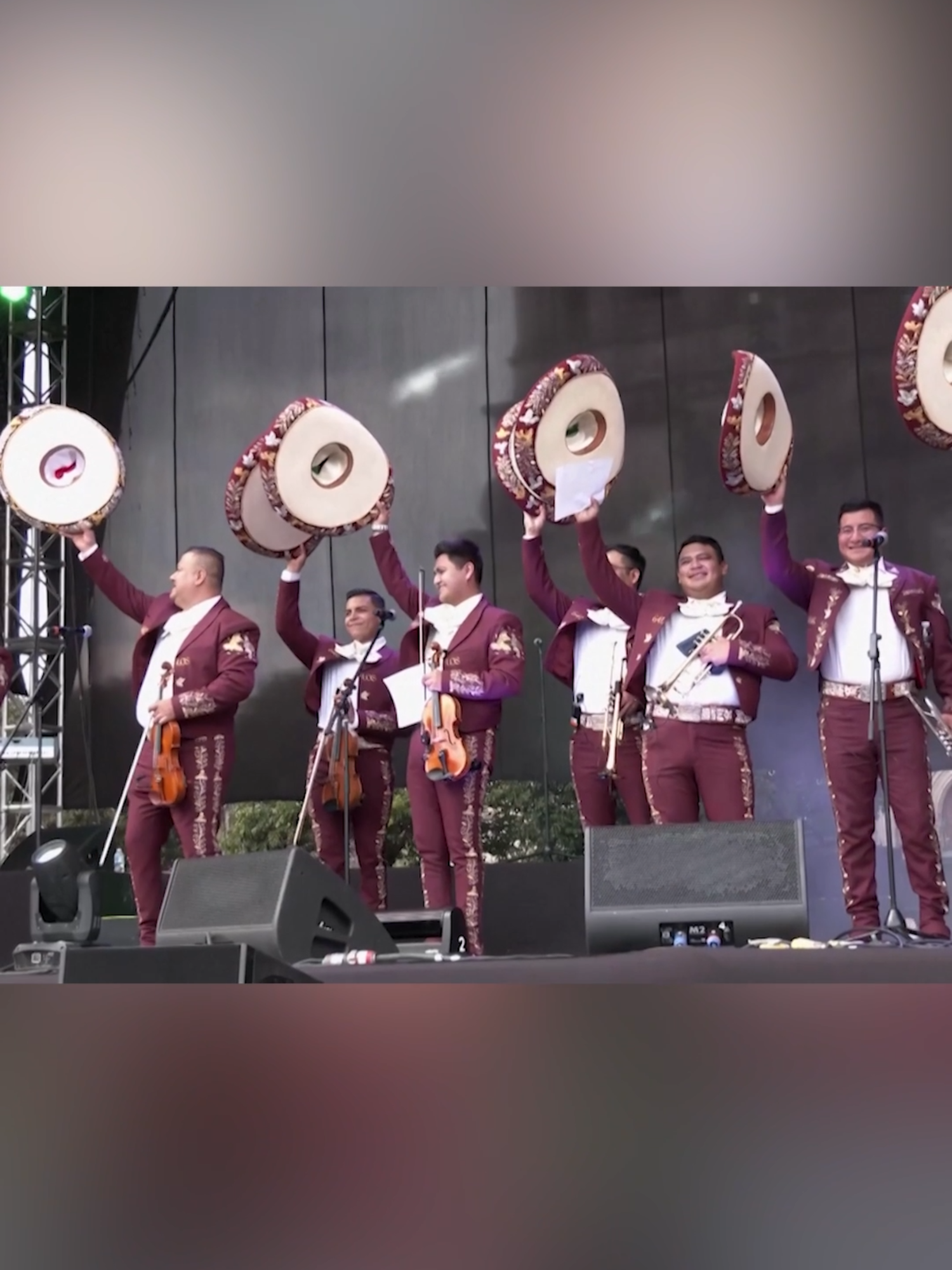 Decenas de mariachis se reúnen en el Zócalo de la Ciudad de México para un maratón folclórico. #Latinus #InformaciónParaTi