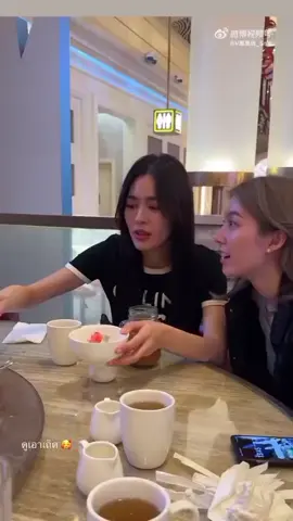 put the food in the bowl and gave to her orm first🥰such a girlfriend material #linglingkwong #ormkornnaphat #lingorm 