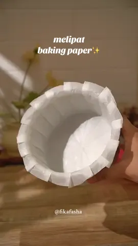 tutorial melipat baking paper! skip video ini kalo gamau ribet 🫠✌️ cocok untuk : basque burnt cheesecake baking paper : 30x30cm  loyang : d14 t7cm  untuk ukuran loyang yang lebih besar, pastikan baking papernya juga besar yah.  sebetulnya banyak tutorial yang lebih mudah, tapi khusus untuk basque aku lebih suka yang kaya gini. jadi lebih rapih❣️  . thanks to 汪同学美食 & 森林家的生活手记 for the amazing tutorial 🥰 _ #lifehacks #tutorial #bakingpaper